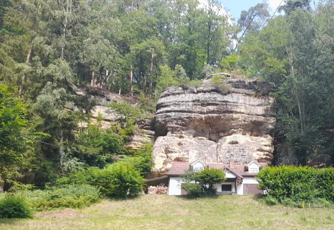 Malý dům pod skálou